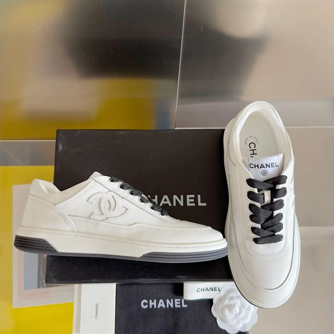 👟👟Ex-factory price 660👟👟 Chanel Chanel 24👟👟Ex-factory price Xiaoxiang Panda color casual sports shoes skateboard shoes original purchase and development production Xiaoxiang C home Another super popular item in the counter, loved by Internet celebrity bloggers and sisters, various praises on social platforms, super popular, high quality, breathable and super spring and summer. Seeing this issue always arouses girls' inner desire for fashion. The latest suede material, classic black and white color, full of fashionable footwear, easy to care for, exquisite packaging at the delivery counter🛍📦 ▪️Fabrics: Original custom imported first-layer cowhide ▪️Inner: Customized soft sheepskin lining ▪️Sole: Original molded T👟👟Factory price U color matching outsole ▪️Sole thickness: 2.5CM ▪️Size: Women's 35-39 (customized for 40